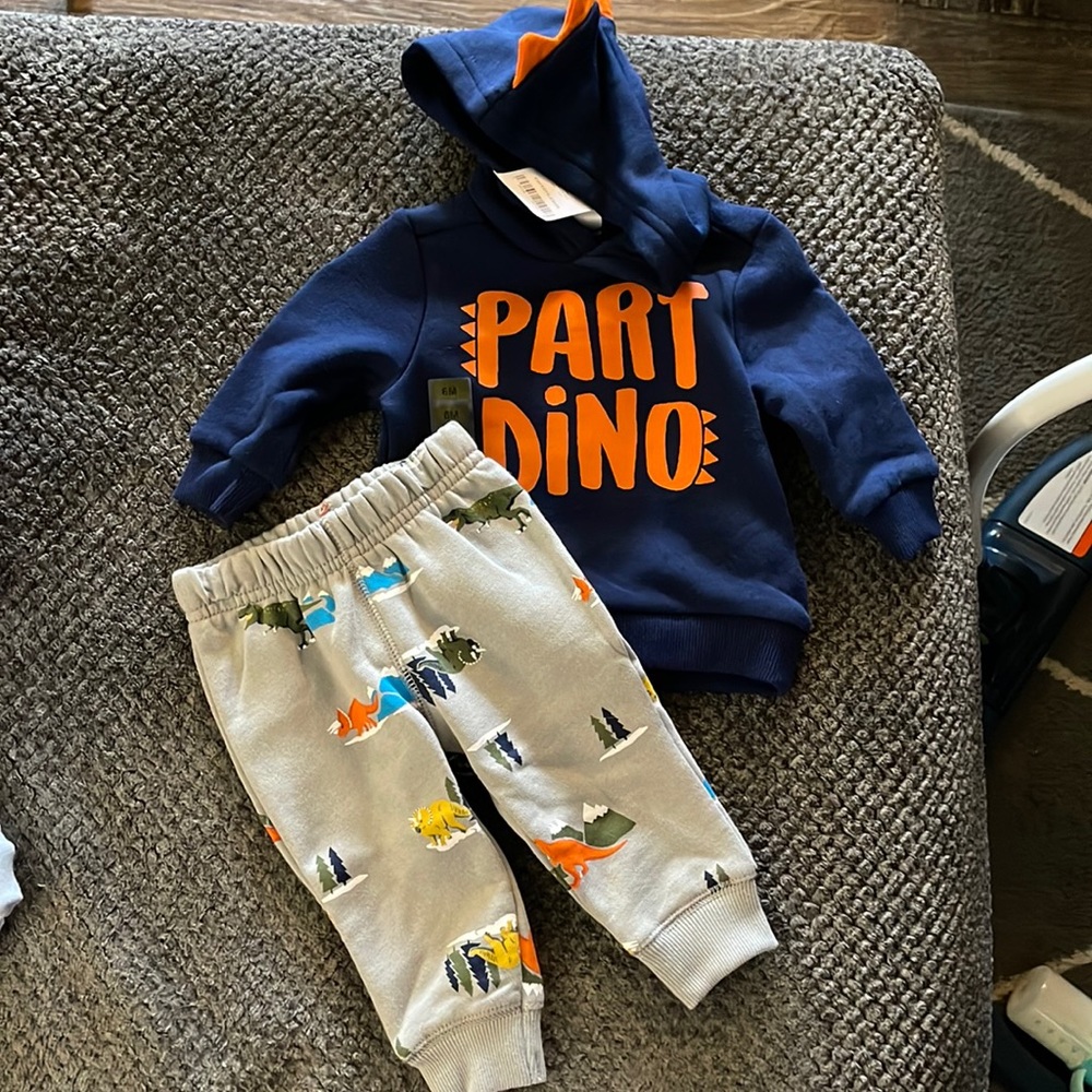 Carters 2-piece sweatsuit - 6m